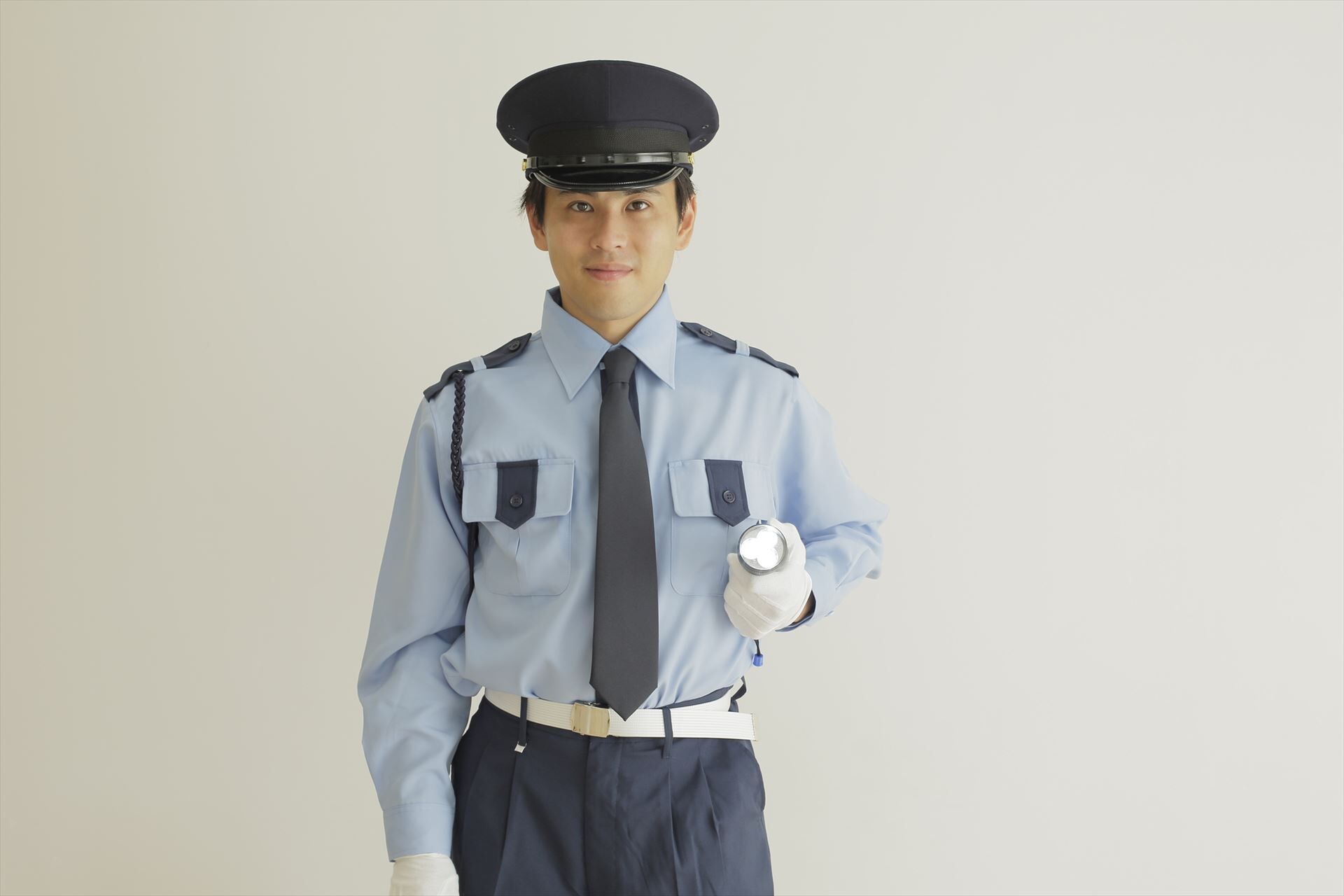 ライトをつける男性警備員