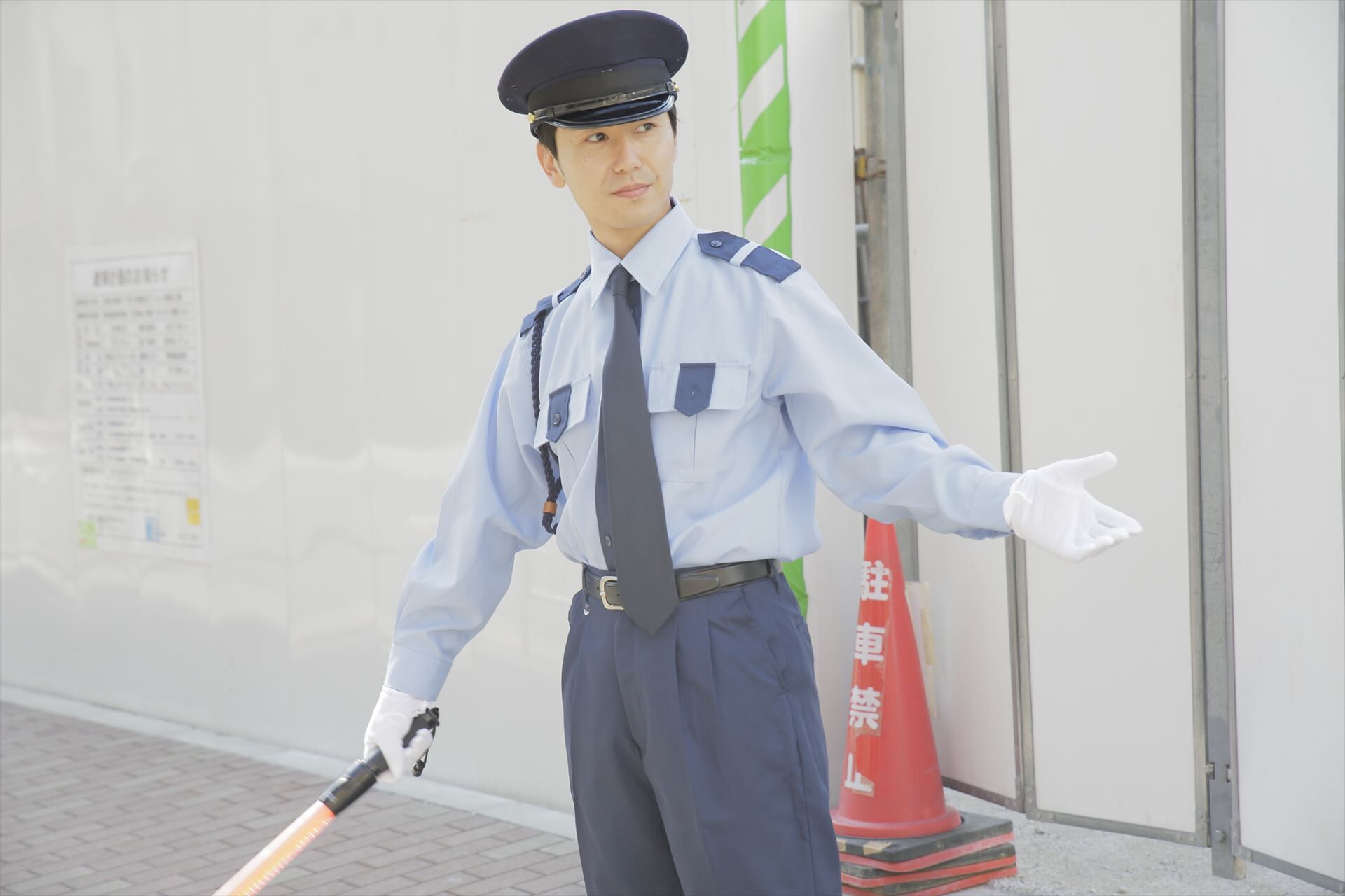 工事現場で誘導する警備員